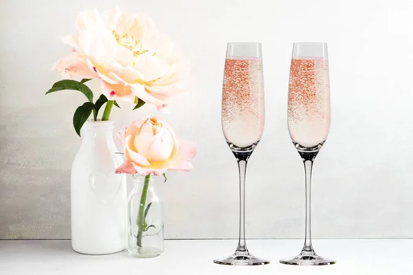 Цветочный макет - 2 бокала шампанского — стоковое фото