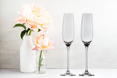 Çiçek Mockup - 2 şampanya bardağı boş.