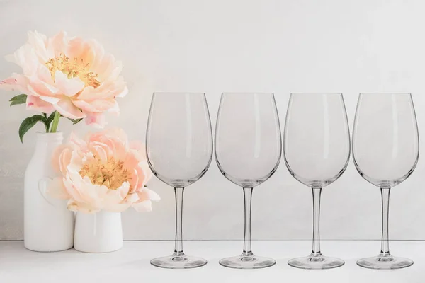 Цветочный макет - 4 пустых бокала для вина — стоковое фото