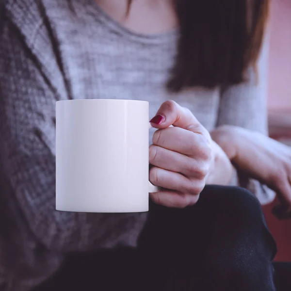 Jovem Segurando Uma Caneca Branca Perfeito Para Exibir Sua Citação — Fotografia de Stock