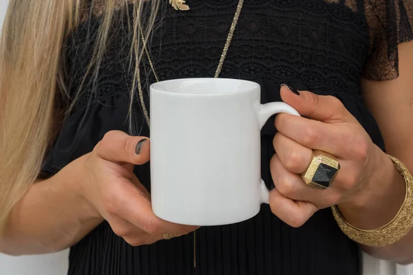 Femmes Mains Tenant Une Tasse Blanche Parfait Pour Afficher Votre — Photo