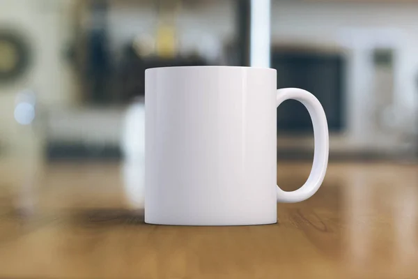 Beyaz kahve kupa Mockup. Ahşap bir masa üzerinde beyaz bir kupa close-up. Özel teklif ve kupalar satış için tasarımlar overlaying için harika.