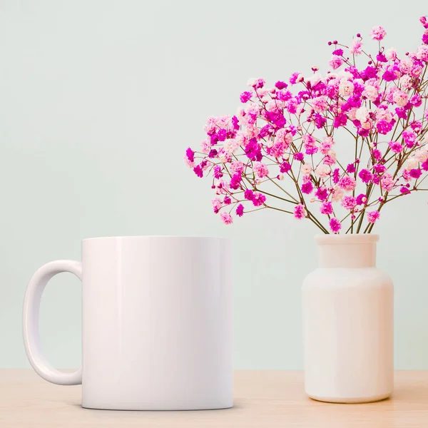 Taza Blanca Mockup Junto Una Sola Flor Jarrón Vidrio Perfecto Imagen de archivo