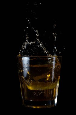 Bir fincan çay limon dilimi