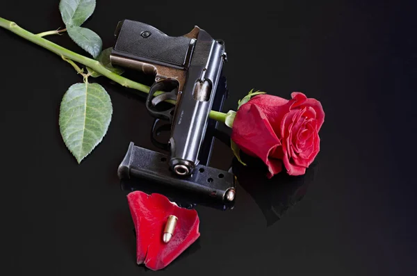 Πυροβόλα όπλα και τα τριαντάφυλλα — Φωτογραφία Αρχείου