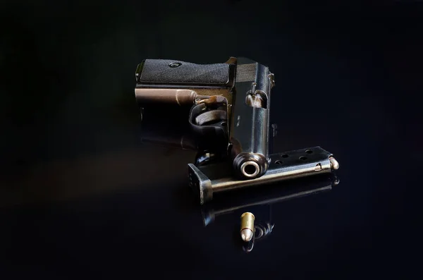 Πιστόλι σε μαύρο φόντο αντανακλαστική — Φωτογραφία Αρχείου