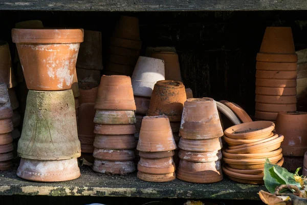Pilhas vintage rústicas de vasos de flores de terracota — Fotografia de Stock