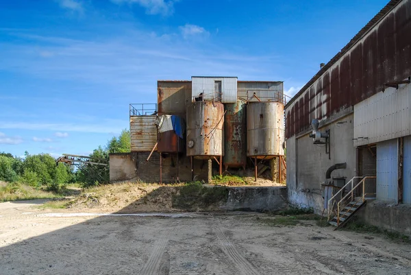 Stary, opuszczony niespłaconych budynków przemysłowych — Zdjęcie stockowe