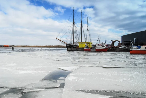 Harbor and ships in the winter — Stock Photo, Image