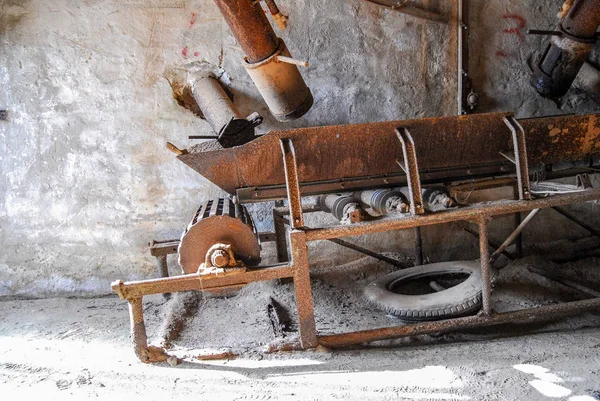 paslı endüstriyel malzeme ve bina