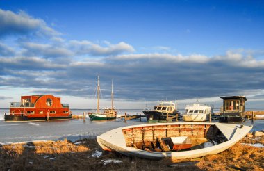 Doğal liman kış botları ile