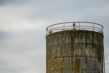 Gri gökyüzü karşı endüstriyel siloları
