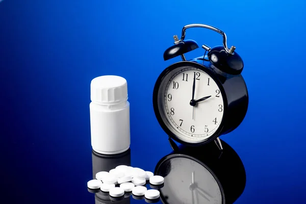 Alarm Clock and pills — Stock Photo, Image