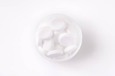 Beyaz tabletler yığını