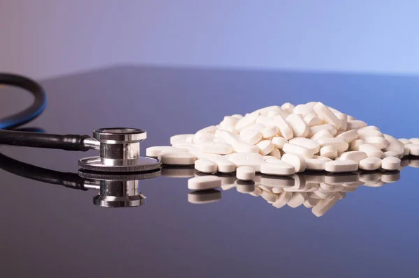 Montón de pastillas blancas — Foto de Stock