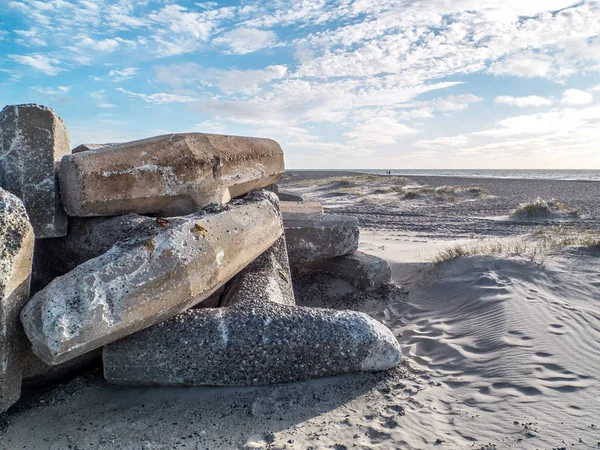 Praia com pilares de concreto como proteção — Fotografia de Stock