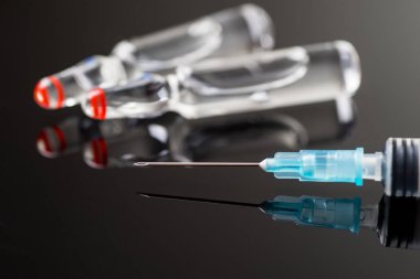 Tıbbi şişeleri ve şırınga