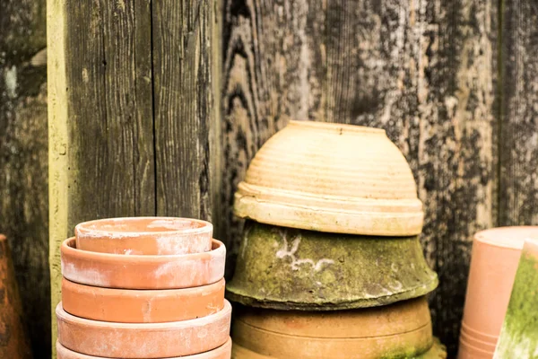 Potes de terracota retro velhos vazios — Fotografia de Stock