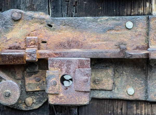 さびた鉄のドアのロックの詳細 — ストック写真