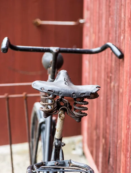 Старый старинный чёрный мужской велосипед — стоковое фото