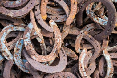 Paslı kullanılan Horseshoes büyük yığın
