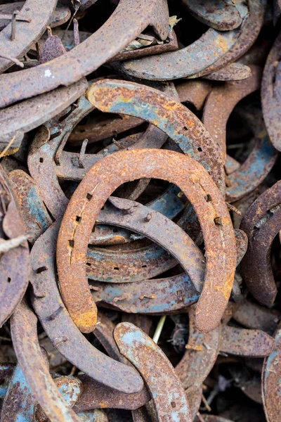 Gran pila de herraduras usadas oxidadas — Foto de Stock