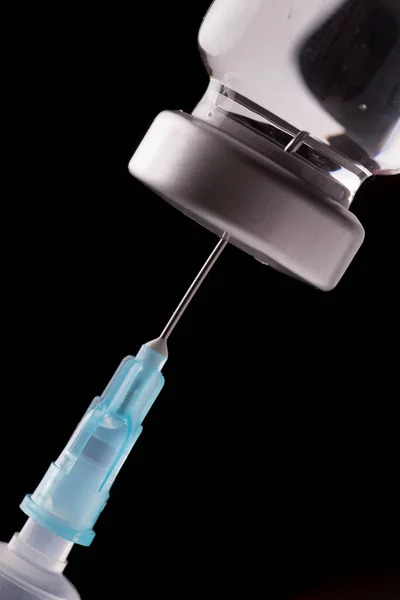 Lékařské injekční stříkačka s jehlou v lahvičce — Stock fotografie