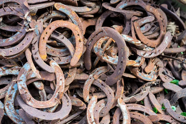 Grande mucchio di ferro di cavallo usato arrugginito — Foto Stock