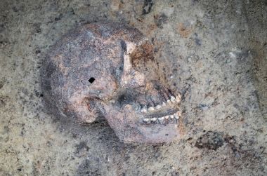 İskeletli arkeolojik kazı