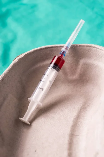 Jeringa médica, muestra de sangre en una cápsula de un solo uso —  Fotos de Stock