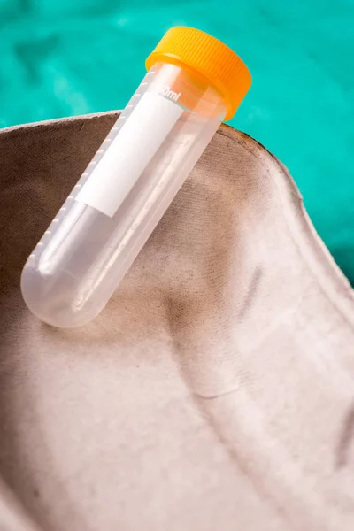 Tubo di prova medico vuoto sdraiato in una capsula monouso — Foto Stock
