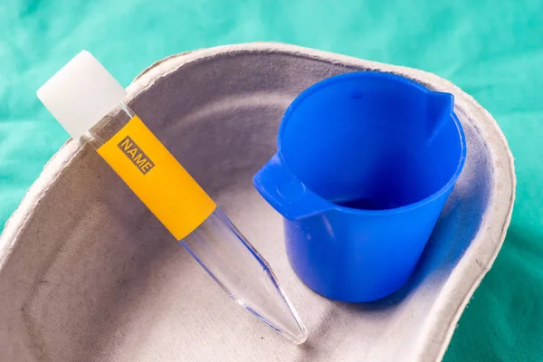 Tubo di prova medico per il test delle urine in capsula monouso — Foto Stock