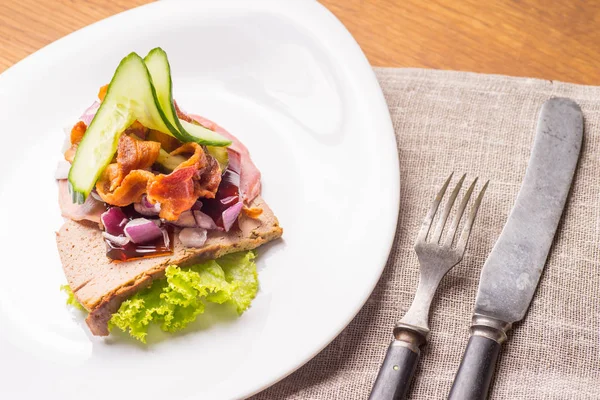 Dänische Spezialitäten und nationale Gerichte, hochwertiges offenes Sandwich — Stockfoto