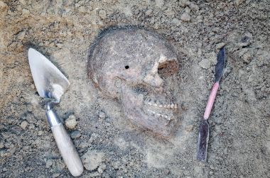 İskeletli arkeolojik kazı