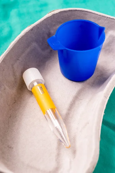 尿液测试躺在一个使用胶囊医疗测试管 — 图库照片