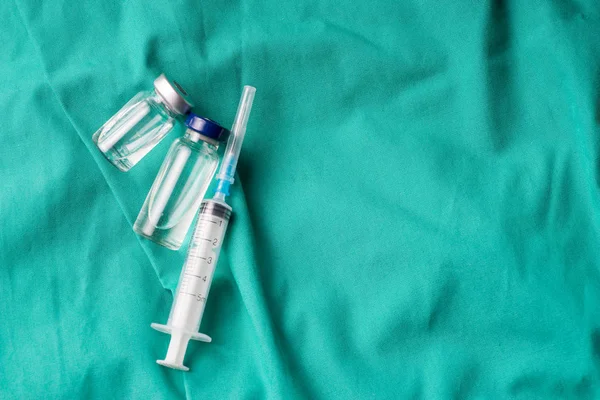 Medicinsk spruta och injektionsflaskor — Stockfoto