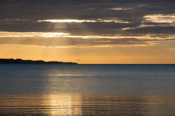 Hermoso amanecer en el verano junto al mar tranquilo — Foto de Stock