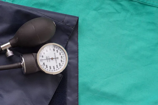 Blodtryck-enhet ligger på sjukhus gröna bakgrunden. — Stockfoto