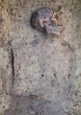 İskeletli arkeolojik kazı