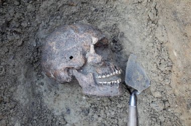 İskeletli arkeolojik kazı