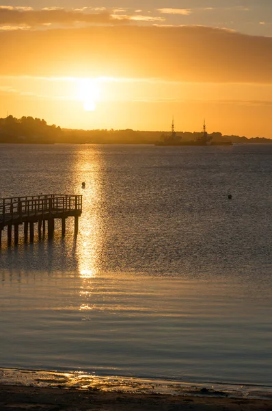 Hermoso amanecer en el verano junto al mar tranquilo — Foto de Stock