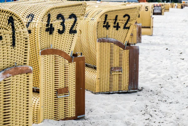 欧洲海滩柳条椅 — 图库照片
