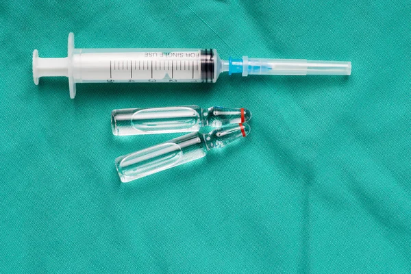 医疗注射器和小瓶 — 图库照片