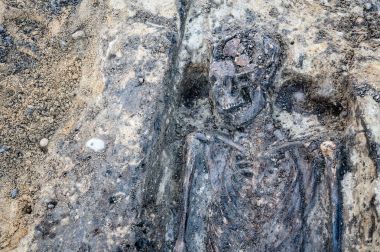 İskeletler ve kafataslarıyla arkeolojik kazı
