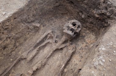 İskeletli arkeolojik kazı