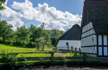 Tarım arazileri ile eski çit