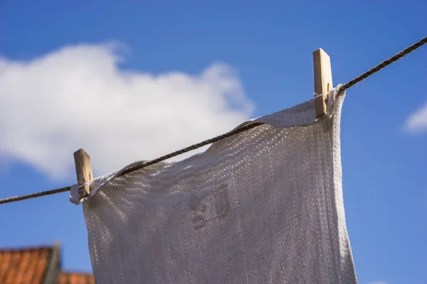 Closeup dışarı asılı beyaz Çamaşırhane — Stok fotoğraf