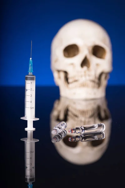 Skull and syringe, isolated — Stock Photo, Image