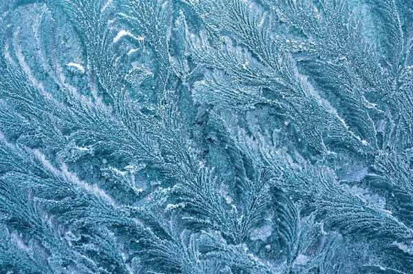 Der eiskalte Frost bildet Eiskristalle in wunderschönen, einzigartigen Mustern — Stockfoto