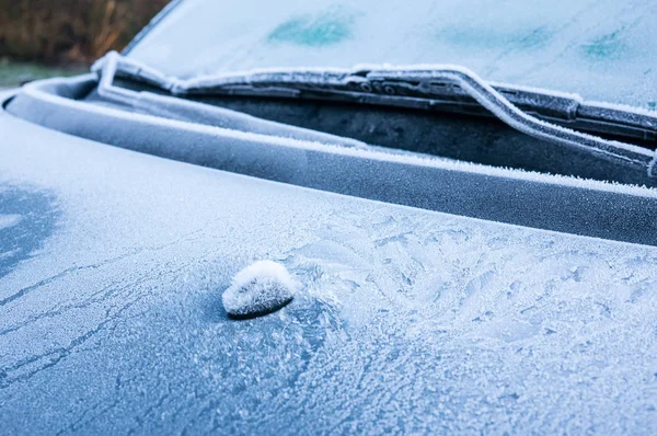 La helada helada forma cristales de hielo en hermosos patrones únicos en el coche — Foto de Stock